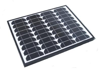 Chine Panneaux solaires monocristallins de cadre noir de 60 watts pour le chargeur de la batterie 12v outre de la grille à vendre