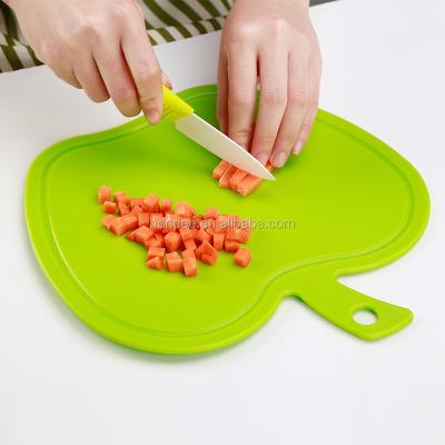 China Sustainable Plastic Food Grade Chopper Apple Shape Fruit Cutting Board for sale