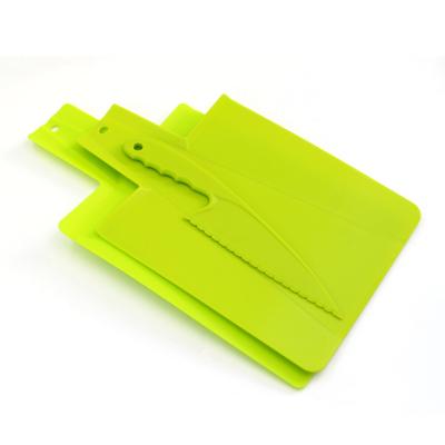 China Sustainable Food Grade Cutting Board Set With Knife Folding Plastic Cutting Board Set With Cake Knife for sale