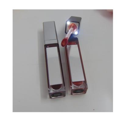 China Perfect Tube Packaging Sunscreen Private Label Glossy Lip Gloss Lip Gloss With Mirror And LED Light for sale