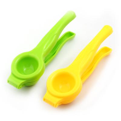 China New type creative sustainable plastic portable manual juicer lemon utensils fruit squeezer kitchen clip kitchen utensils for sale