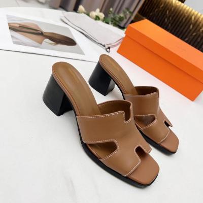 China Newest Design Trend Design Fashion Daily Life Women's Casual Slides Thick-heeled Luxury Designer Slippers Ladies Sandals Slippers For Women for sale