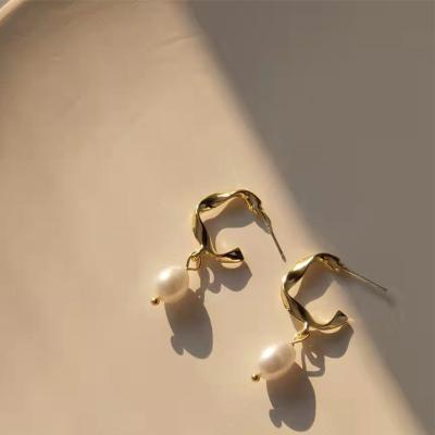 China 2021 natural freshwater pearl earrings women's ears other women's European and American retro C high-grade gold-plated earrings for sale