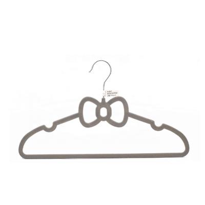 Cina Wholesale Hangers High Quality Minimalist Manufacturer Custom Velvet Clothes Bow Shape Hangers in vendita