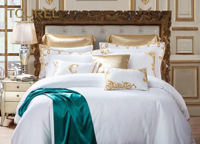 China El lecho blanco del arte especial decorativo casero fija los edredones con el corredor verde de la cama en venta