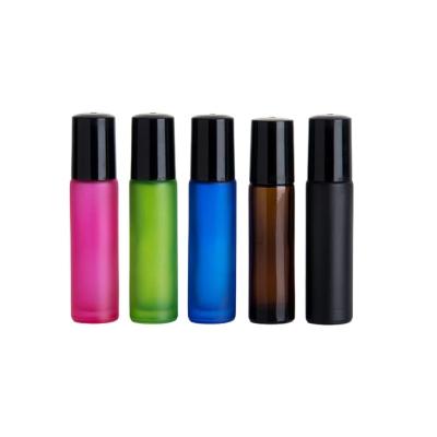 Cina Bottiglie di vetro glassate 5ml 7ml 8ml 10ml dell'olio essenziale con la palla di rullo di plastica in vendita