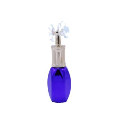 Chine Bouteilles en verre vides faites sur commande de vernis à ongles de couleur bleue avec le chapeau de forme de fleur à vendre