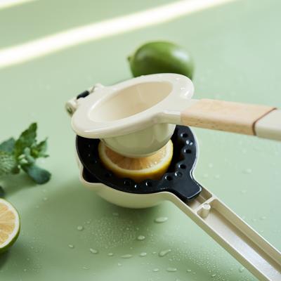 China Viable Premium Quality Manual Metal Fruit Squeeze Tool Metal Handle Hand Press Wooden Squeezer For Bar Accessories 3186 for sale