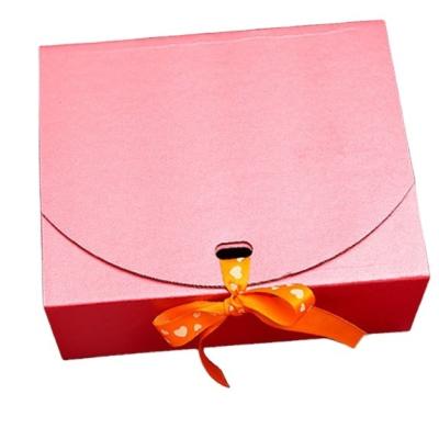 China Recycled Materials Wholesale Single Foldable Corrugated Announcement Kraft Paper Gift Box With Ribbon for sale