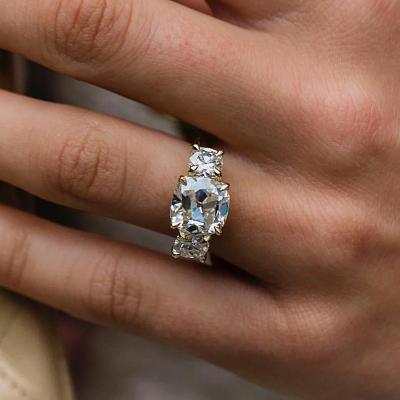 China Jovovasmile Trendy 4.2carat Crushed Ice Hybrid Old Pit Cushion Cut 18K Yellow Gold Moissanite Wedding Ring For Women Engagement for sale