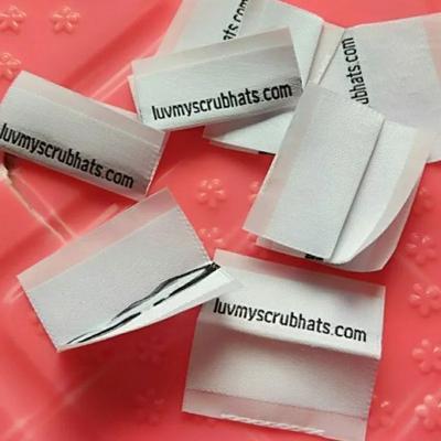 China Custom Washable Fabric Label 500PCS, 4 * 4 cm White Damask Polyester Clothing Labels Loop Fold Labels for sale