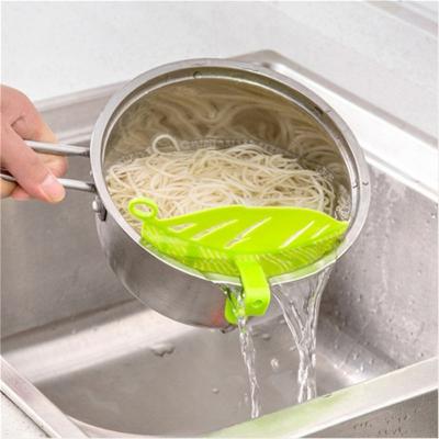 China 1019-16 1pc Leaf Shape Kitchen Sustainable Hot Durable Plastic Beans Peas Wash Sieve Instrument Cleaning Clips Filter for sale