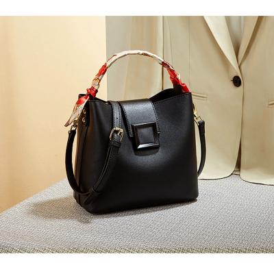 China Portable Fashion Genuine Leather Shoulder Bag Large For Woman Bucket Bag Large Capacity Messenger High Quality Women's Bag for sale