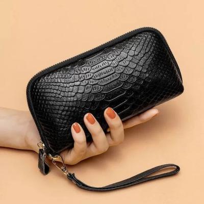 China Custom New Design Anti-theft Retro Crocodile Pattern Squeezed Ladies Travel Convenient Purse Hand Purse For Women for sale