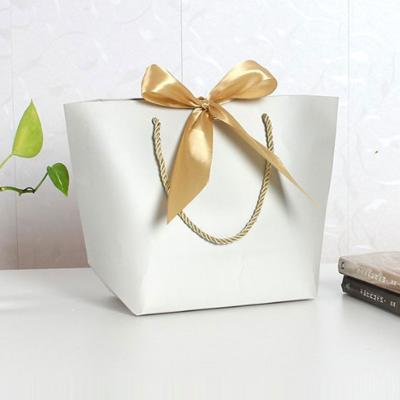 China Recyclable High Quality White Gift Packaging Paper Bag For Mens Clothing for sale