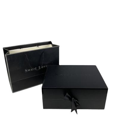 China Recyclable black cardboard box for gift boxes with magnetic lid for sale