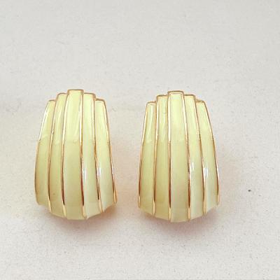 China FASHIONABLE Trinkel Earrings Wholesale 2022 Fashion Women Jewelry Gold Band Shell Designer Stud Earrings for sale