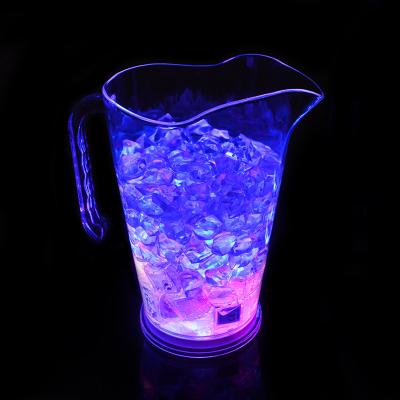 China Wholesale Stocked 1.5L clear acrylic plastic insulated electronic beer beverage lights flash LED picther with filter for sale