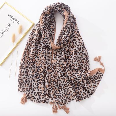 China Newest Wholesale Custom Fashion Soft Touch Feeling Women Cotton Pink Viscose Printed Scarf High Quality Camel Leopard Print Muslim Hijabs Shawls for sale