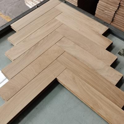 China Modern Oak Flooring 18x70x350 Mm Solid Herringbone CD Grade Rustic Invisible Oil for sale