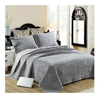 China 2021 machine washable velor comforter set new fashion velor and solid color cotton velor quilted bedspread comforter for sale