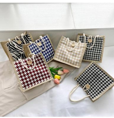 China Eco-friendly Canvas Clutch Style Low Moq Recyclable Plain Hessian Gift Mini Jute Bags for sale