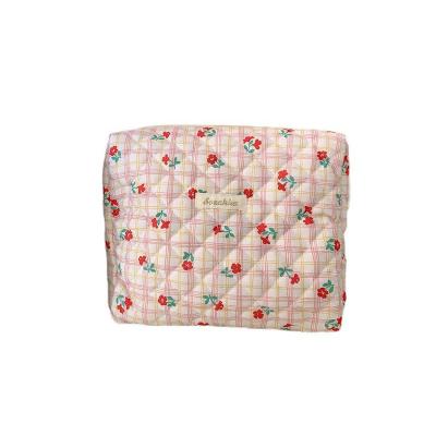 China Custom Quilted Cotton Makeup Bag Fashionable Handmade Toiletry Bag with Zipper Closure for sale