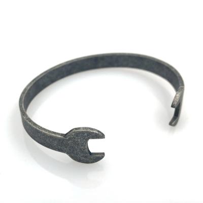 China Fashion Key Bangle Stainless Steel Nickel Free Lead Free Design Distressed Cuff Bracelet for sale