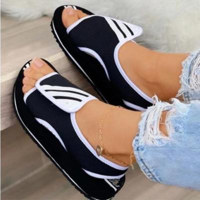 China 2022 summer flat beach fashion trend shoes open toe hook toe sandals women casual sandals and buckle platform for sale