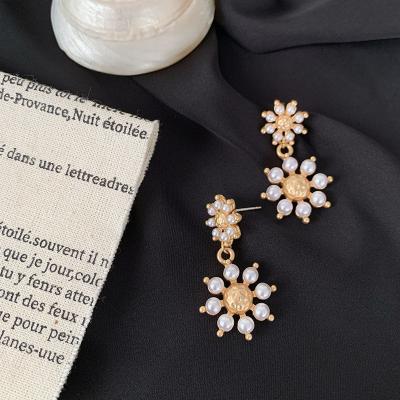 China OUYE 2021 CLASSIC Cute Summer Wedding Pearl Earrings Fashion Women Earrings Wholesale Flower Pearl Earrings for sale