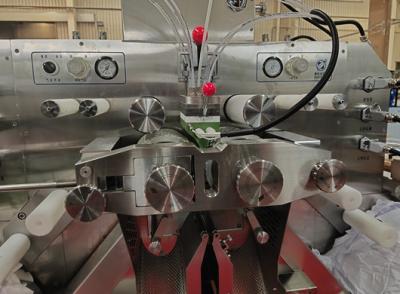 中国 Multi Shape Filling / Sealing Softgel Encapsulation Machine With Siemens PLC Control 販売のため