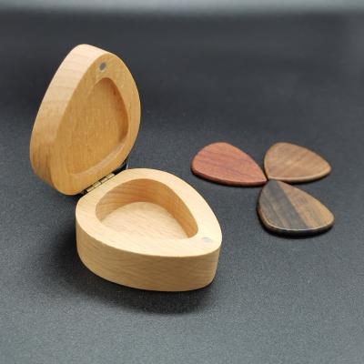 China Factory direct sales of guitar/bass/ukulele pick box can be customized heart-shaped logo beech guitar pick box applicable to Bess/ukulele for sale