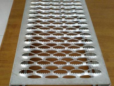 China SGS Diamond Hole Metal Galvanized Steel Plankgrating Bestand Misstap Te koop