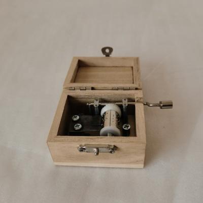 China Wholesale Solid Wood Happy Birthday Hand Crank Music Box Natural Color Solid Wood Happy Birthday Hand Crank Music Box Natural Color for sale