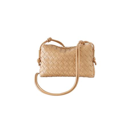 China 2021 Lady Knot Soft Leather Diamond Lattice Braided Small Square Handbag Brand New Bag Soft Texture for sale