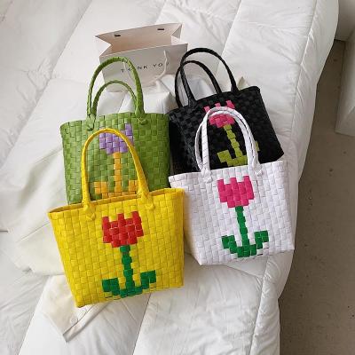 China Straw Woven Women's Fashion Straw Woven Bag Women's Summer Vacation Fashion Texture Small Vegetable Basket Tote Floral Design for sale