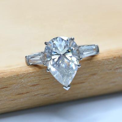 China DE VVS1 Moissanite High Quality 5ct White Gold Paston Jewelry 10K 14k Pear Cut Trendy Jewelry 10K 14k Side Stones Moissanite Ring Trapezoid Three Stone DE VVS1 for sale