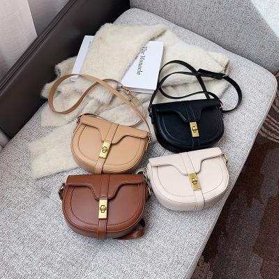 China 2021 Autumn And Winter Luxury Fashion Pure Leather Shoulder Messenger Bag Women's Retro Semicircle Lock Fashion Personality Bag Bag for sale