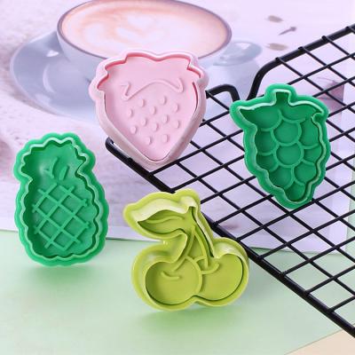 China 2021 fruit shape 4 pcs food grade pineapple cherry grape diy strawberry shape viable plastic mini molds for sale