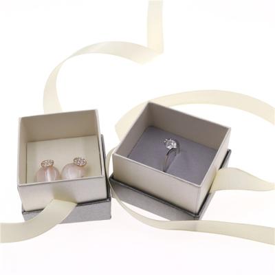 China Handmade Eco-friendly Magnetic Hard Closure Jewelry Gift Box Necklaces Cardboard Packaging Box With Sponge for sale