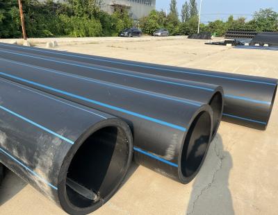 China DN500 HDPE-Rohrleitung mit weißen und blauen Streifen für das Baggern zu verkaufen