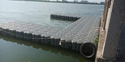 China Fácil de instalar Pontoon flotante duradero con superficie antideslizante en venta