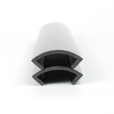 Chine Profiles extrudés en PVC noir finition Construction semi-circulaire Profil plastique sur mesure Extrusion à vendre