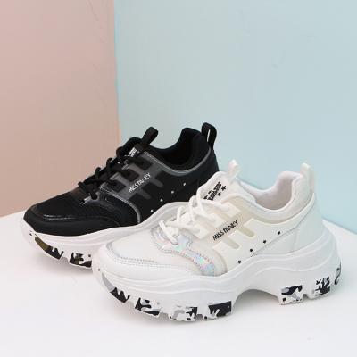 China Two color walking shoes fashion 2020 fashion trend comfortable and flexible classic sneakers for sale