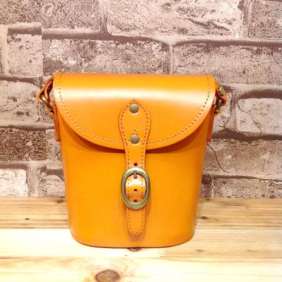 China Handmade The First Layer Of Shoulder Bag Vegetable Tanned Leather Bucket Lady Bags Leather Messenger Bag for sale