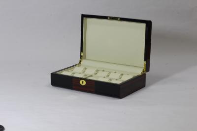 China El pecho de madera del caso del almacenamiento de la exhibición del reloj del vintage de la colección de la bahía del carrito celebra los relojes 10+ con las almohadas suaves ajustables en venta