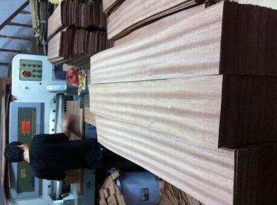 China Natural Sapele Wood Flooring Veneer Sheet , Cut To Size Veneer for sale