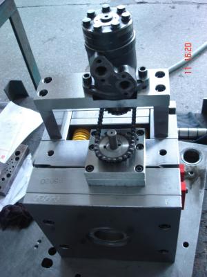 China Custom Cavities Hot Runner Injection Mold with PP , ABS , HDPE, PE for sale