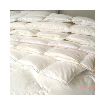 China Single Color High Quality 100%Cotton Convenient and Durable Soft Comforter Down Quilt Quilt Down Feather for sale