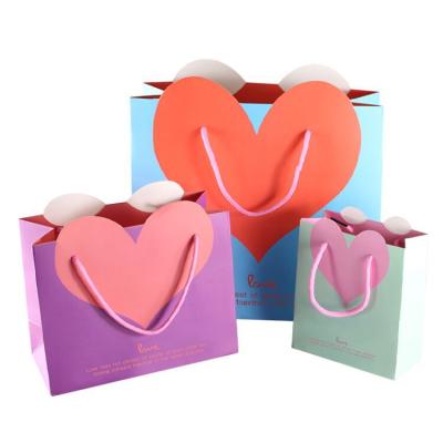 China Recycled Materials Hot Selling Heart Shape 230gsm Coated Wedding Gift Paper Bag for sale